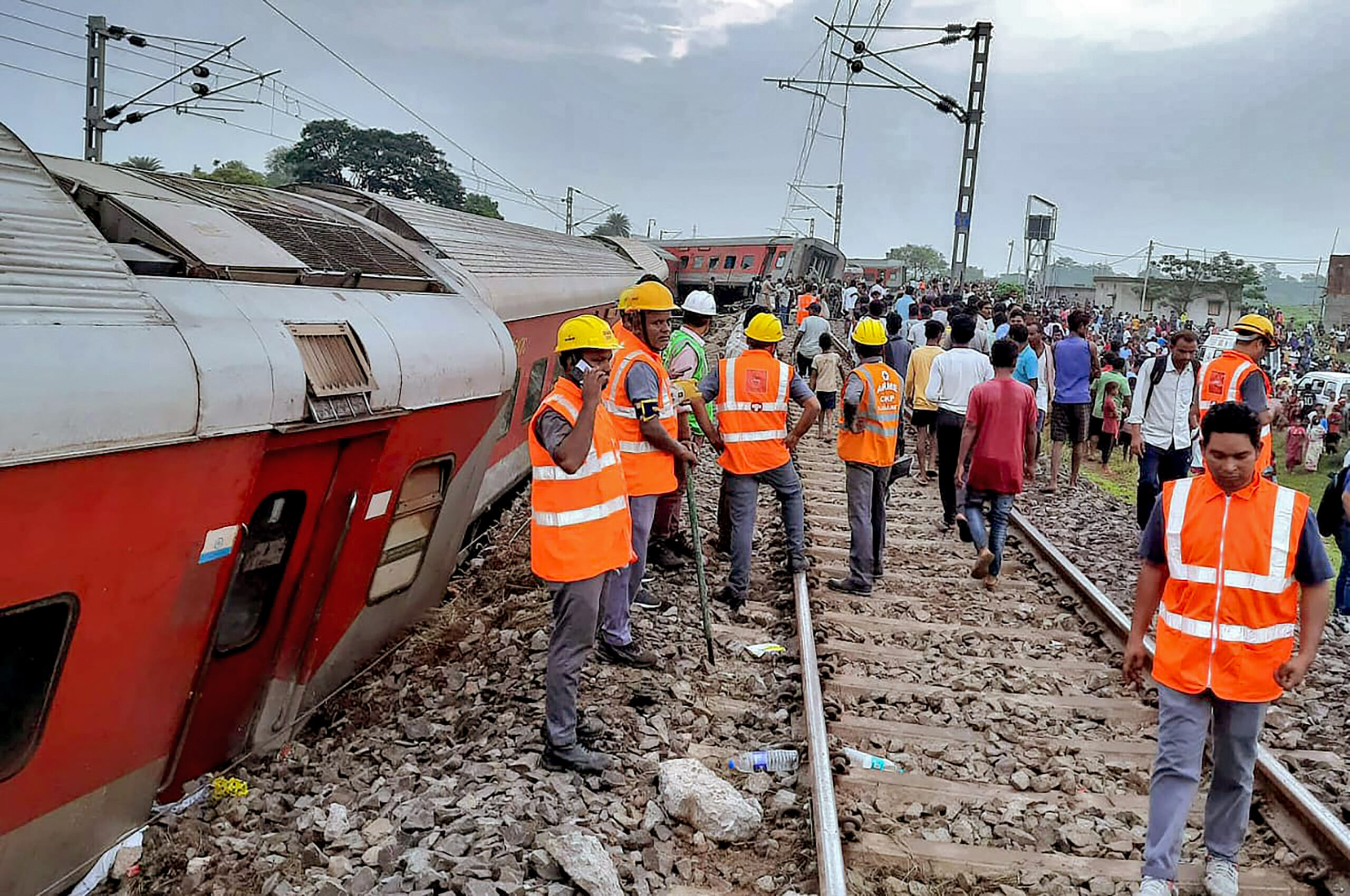 झारखंड में ट्रेन हादसा: मुंबई-हावड़ा मेल के 18 डिब्बे पटरी से उतरे, दो की मौत, 20 घायल |