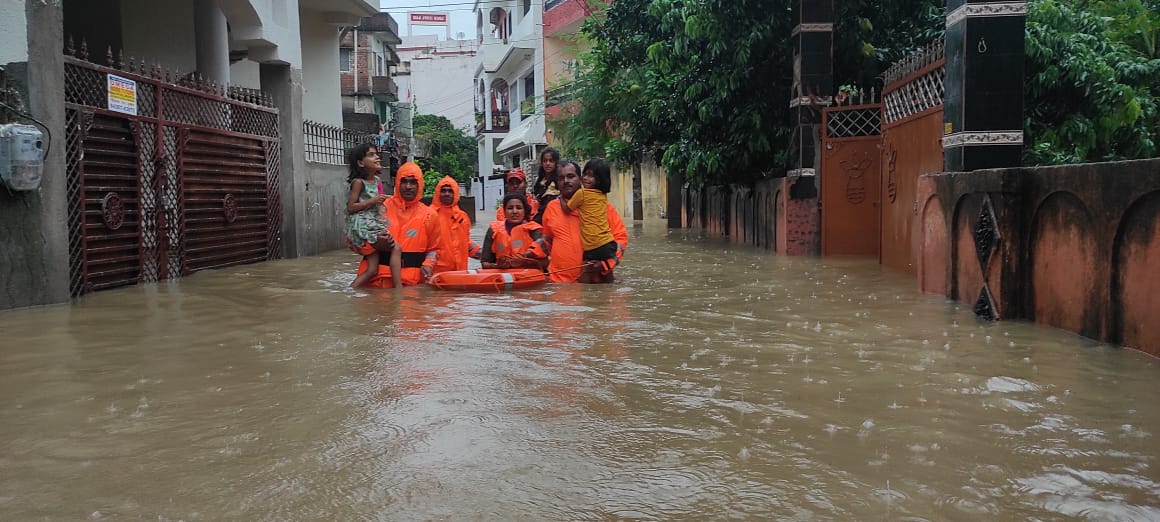 झारखंड में भारी बारिश ने बढ़ाई मुसीबत, बह गईं सड़कें, उखड़े पेड़, गिर गए मकान |