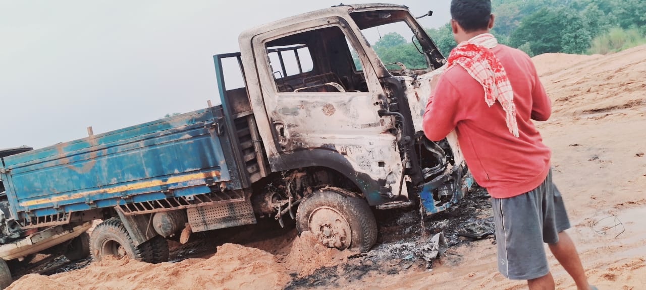 राॅंची। बुढ़मू में छापर स्थित दामोदर नदी बालू घाट मे उग्रवादियों ने छह वाहनों को आग के हवाले कर दिया।