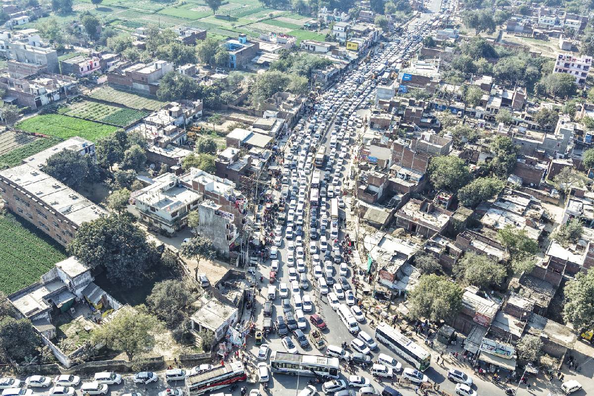 महाकुंभ प्रयागराज में श्रद्धालुओं की भारी भीड़ देख प्रयागराज प्रशासन ने न आने की की विनती !