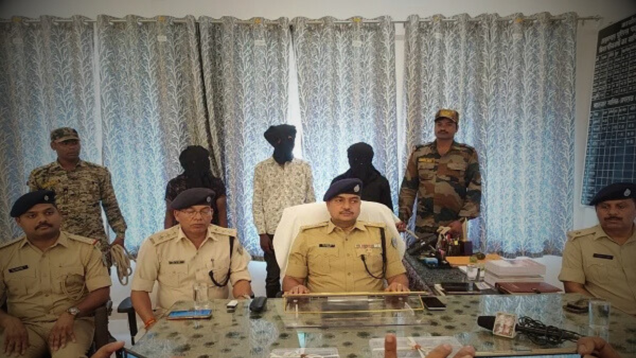 गुमला में पुलिस की बड़ी कार्रवाई: रंगदारी मांगने वाले तीन कुख्यात अपराधी गिरफ्तार |