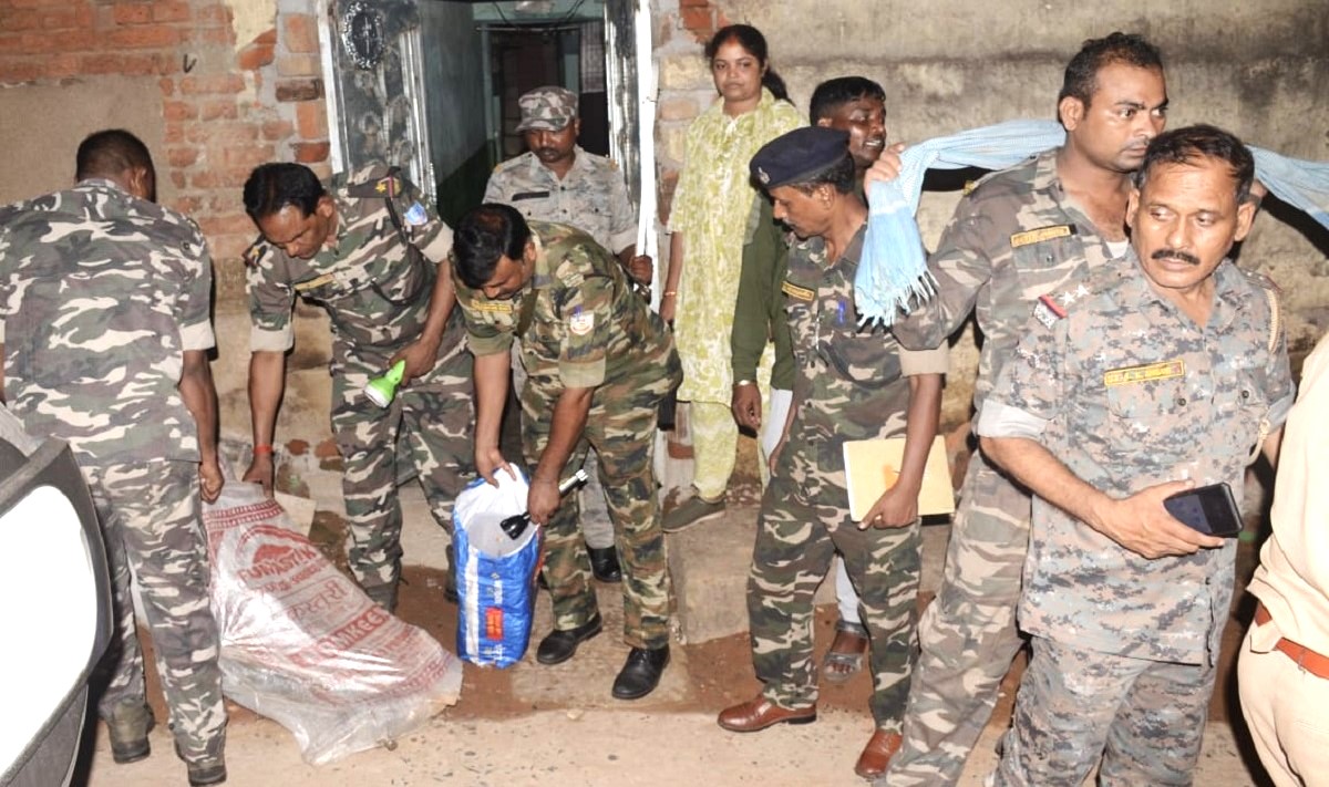 धनबाद में अवैध हथियार फैक्ट्री का पर्दाफाश, बंगाल ATS और पुलिस की छापेमारी में 5 गिरफ्तार |