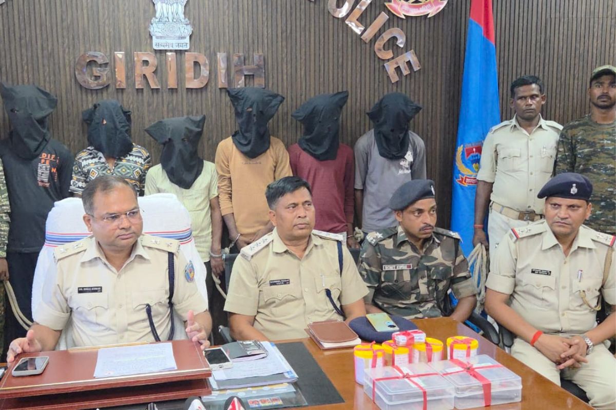 गिरिडीह में जेवर व्यापारी से लूट करने वाला गिरोह गिरफ्तार, पुलिस ने बरामद किए हथियार और चांदी के जेवर |