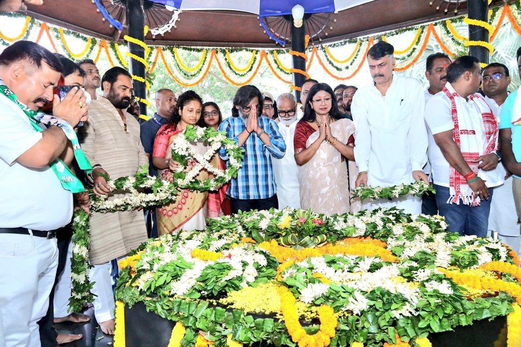 भगवान बिरसा मुंडा की पुण्यतिथि पर सीएम हेमंत सोरेन ने समाधि स्थल पर अर्पित की श्रद्धांजलि |