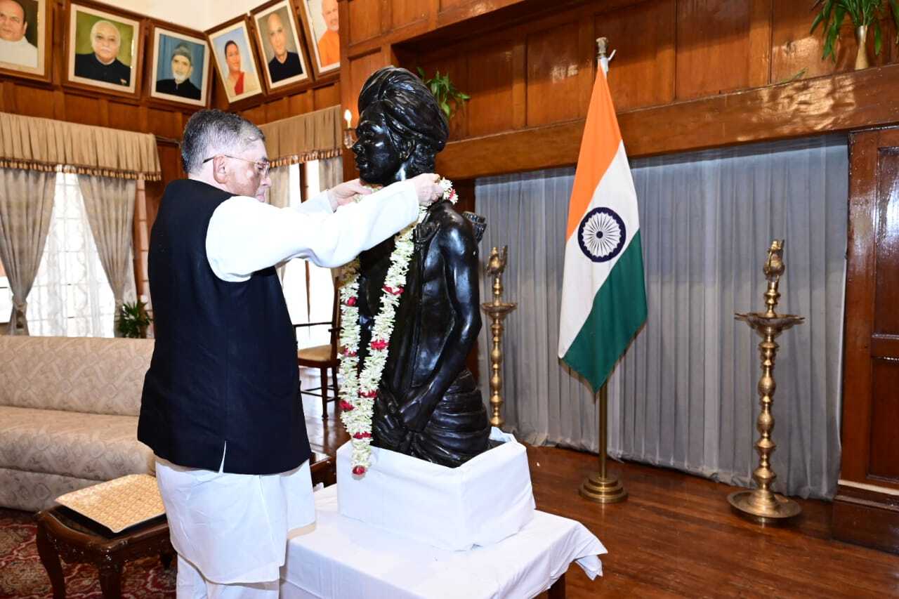 भगवान बिरसा मुंडा की 125वीं पुण्यतिथि पर राज्यपाल संतोष गंगवार ने दी श्रद्धांजलि, बिरसा चौक और राजभवन में किया माल्यार्पण |