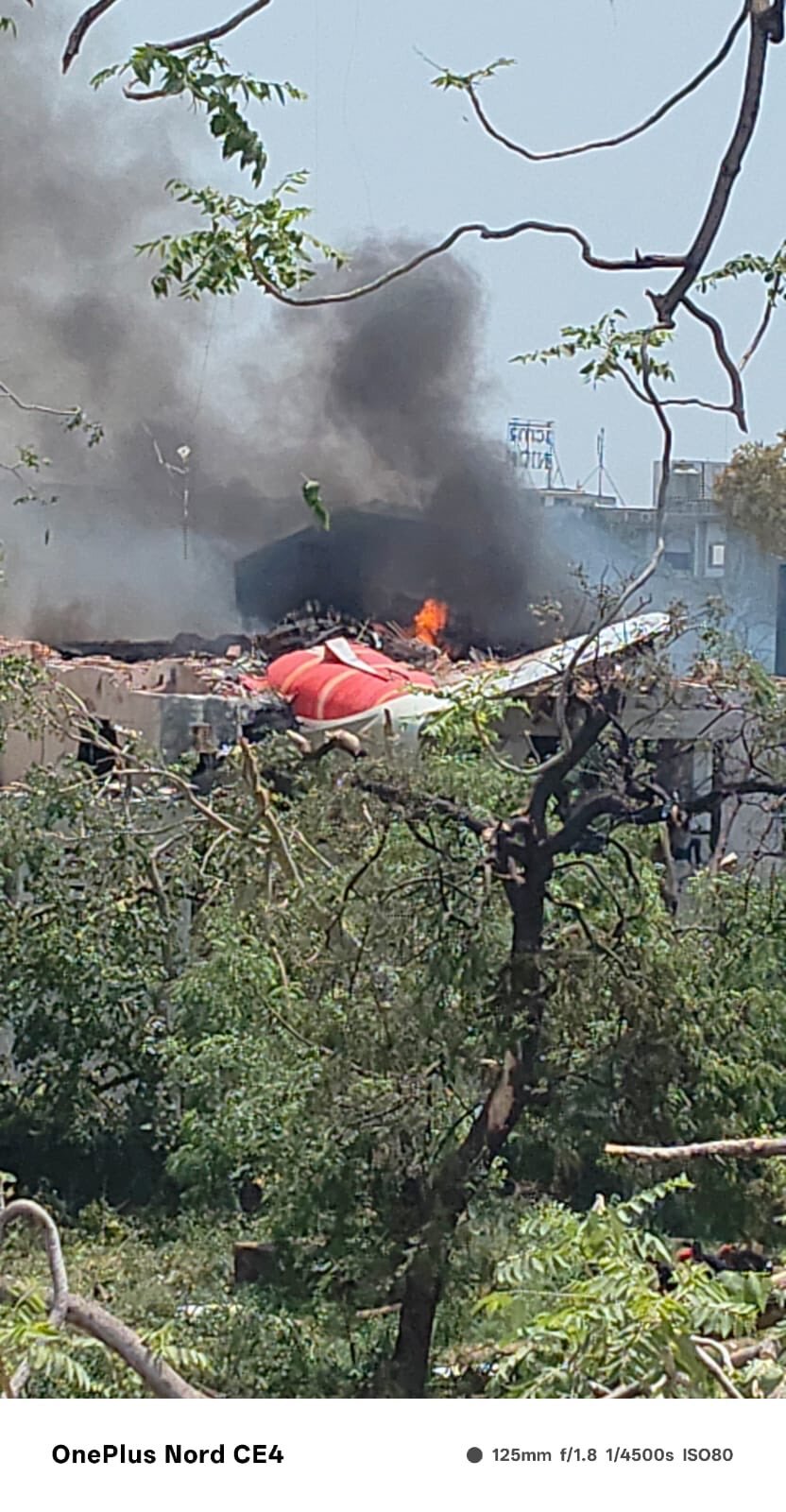 Ahmedabad Plane Crash: टेकऑफ के तुरंत बाद एयर इंडिया का विमान दुर्घटनाग्रस्त, अमित शाह ने CM से की बात, राहत कार्य जारी |