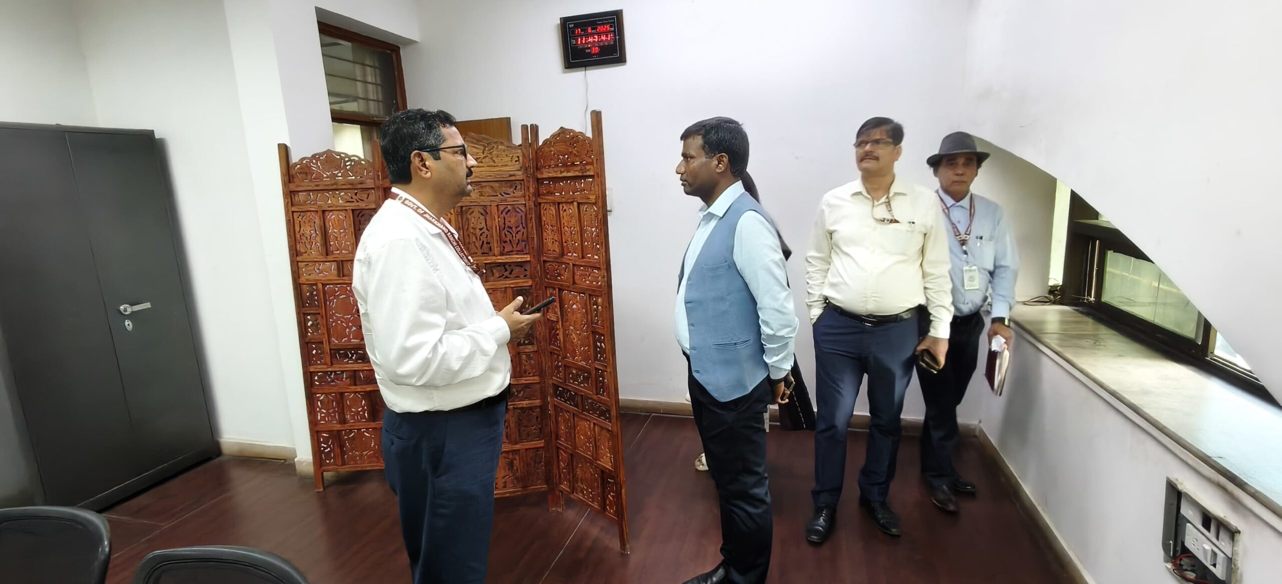 रांची डीसी का औचक निरीक्षण: कई कर्मचारी पाए गए अनुपस्थित, कई पर हुई कार्रवाई |