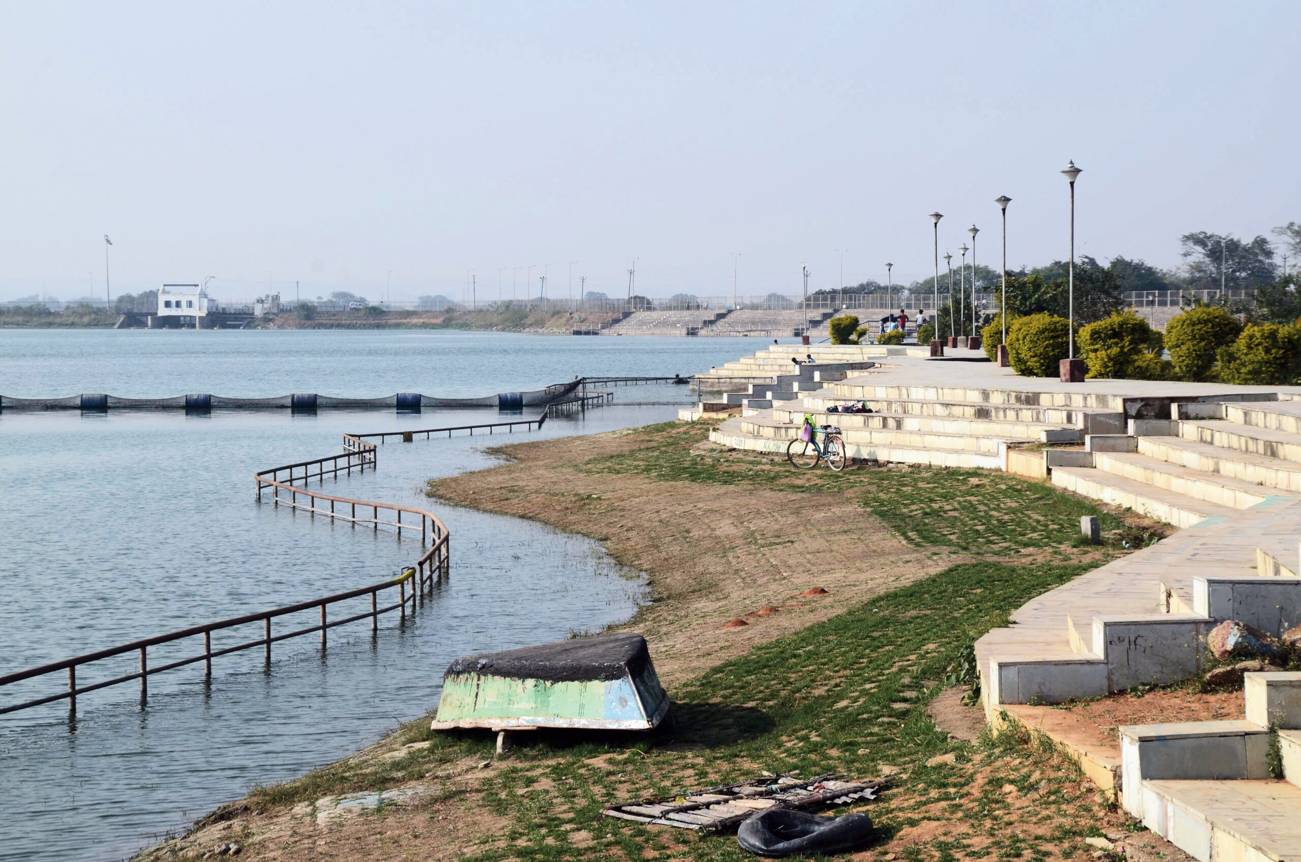 Ranchi News: छोटा तालाब में युवक डूबा, NDRF टीम की मांग पर ग्रामीणों ने किया सड़क जाम