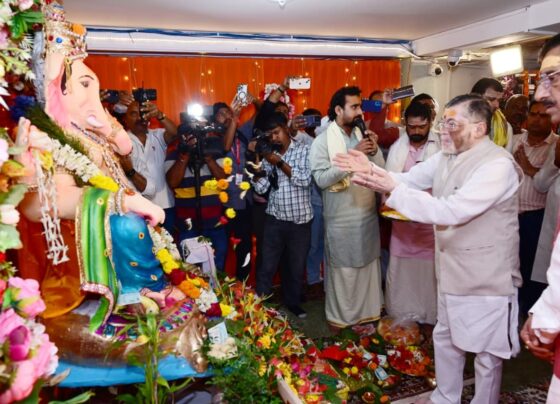 गणेश पूजा में शामिल हुए राज्यपाल संतोष गंगवार, मंत्री संजय सेठ के आवास पर की आरती