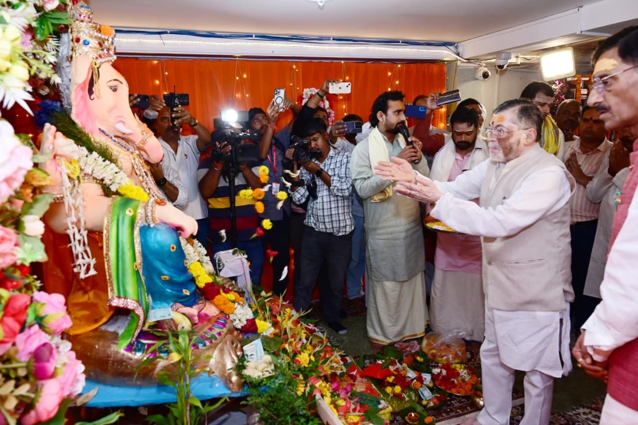 गणेश पूजा में शामिल हुए राज्यपाल संतोष गंगवार, मंत्री संजय सेठ के आवास पर की आरती