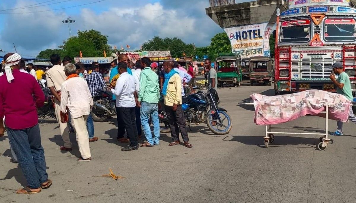 Hazaribagh News: चौपारण-चतरा रोड हादसा, पिता-पुत्र की मौत – गुस्साए परिजनों ने जीटी रोड किया जाम
