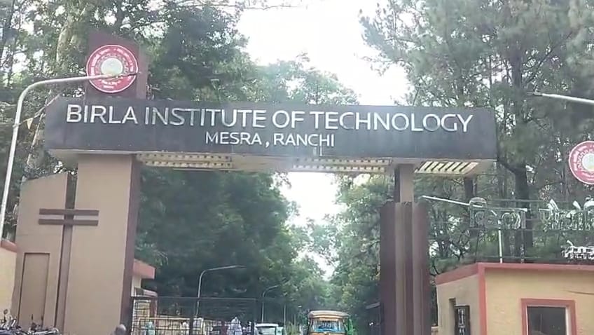 BIT मेसरा में सनसनी: छात्रा से छेड़खानी और ब्लेड से हमला, छात्रों का देर रात तक विरोध प्रदर्शन