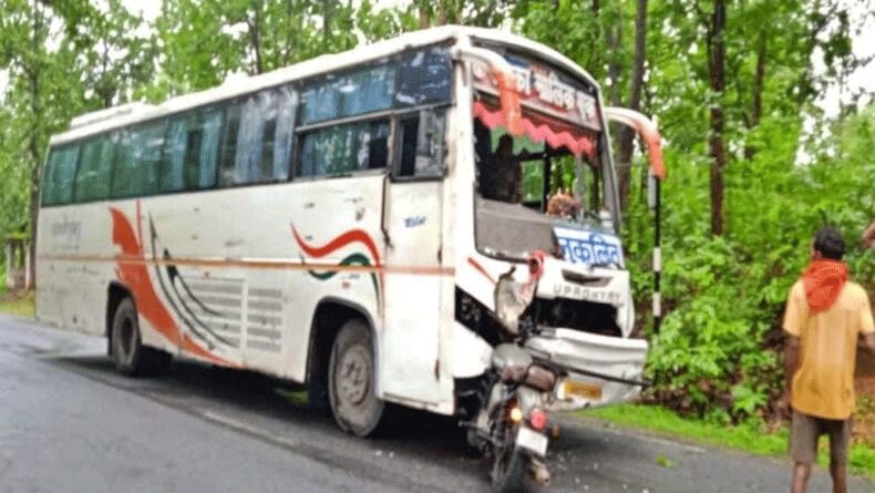 लातेहार: NH-39 पर बस और बुलेट की भीषण टक्कर, दो लोगों की मौके पर मौत