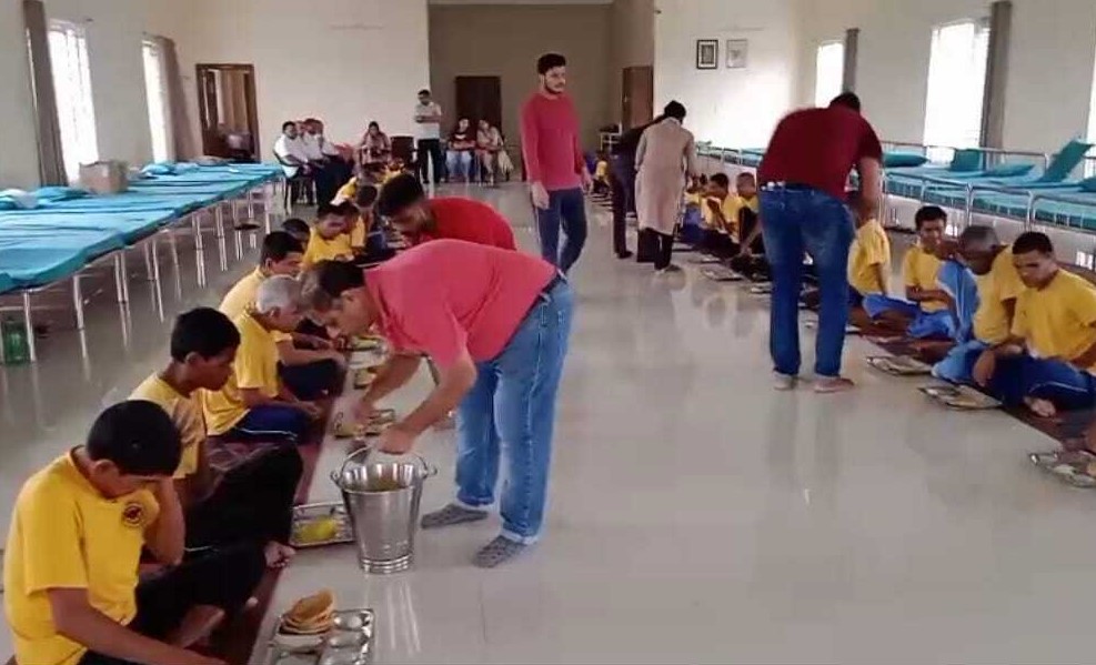 Ranchi News: अपना घर आश्रम में 37 निराश्रितों के लिए सामूहिक भोजन सेवा