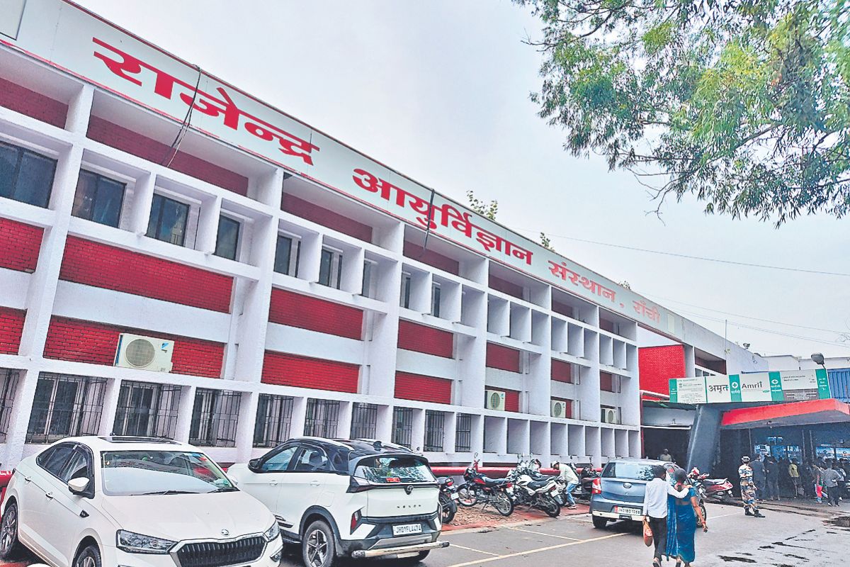 रांची: RIMS कैंटीन की चाय पीने के बाद डॉक्टर बेहोश, वेंटिलेटर पर भर्ती