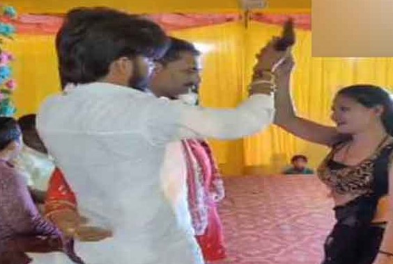 मुजफ्फरपुर में बर्थडे पार्टी के मंच पर युवक ने लहराई पिस्टल, वीडियो वायरल – पुलिस जांच में जुटी