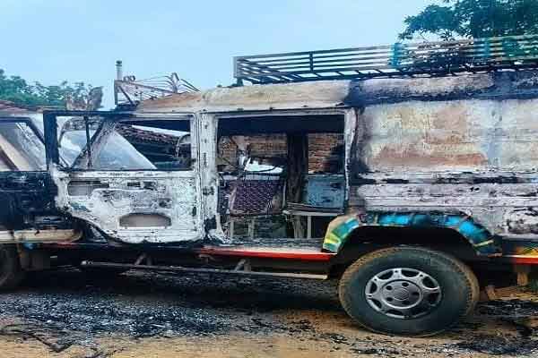 चतरा में नक्सलियों का आतंक: ट्रैक्टर और सवारी गाड़ी को किया आग के हवाले
