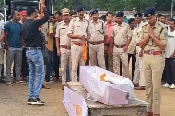 पलामू: सड़क हादसे में घायल पुलिस जवान अजय कुमार पांडेय का रिम्स में निधन, अंतिम विदाई पर उमड़ी भीड़