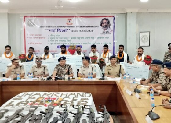 लातेहार में नक्सलवाद को बड़ा झटका: JJMP संगठन का चैप्टर क्लोज, 9 नक्सलियों ने किया आत्मसमर्पण, 5 पर था 23 लाख का इनाम