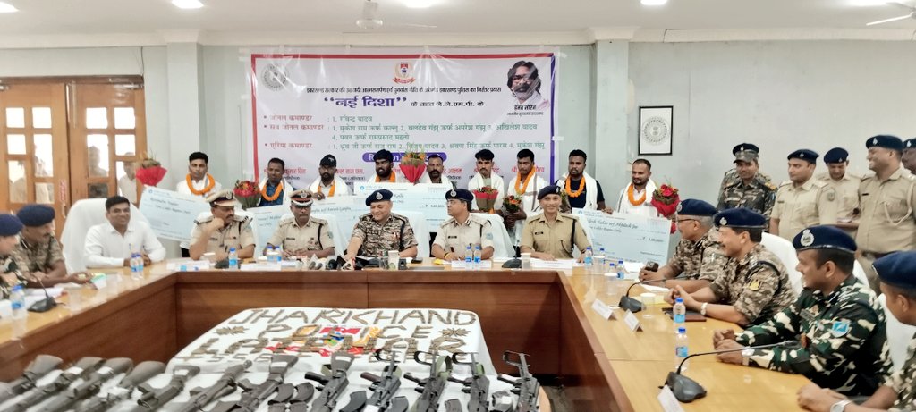 लातेहार में नक्सलवाद को बड़ा झटका: JJMP संगठन का चैप्टर क्लोज, 9 नक्सलियों ने किया आत्मसमर्पण, 5 पर था 23 लाख का इनाम