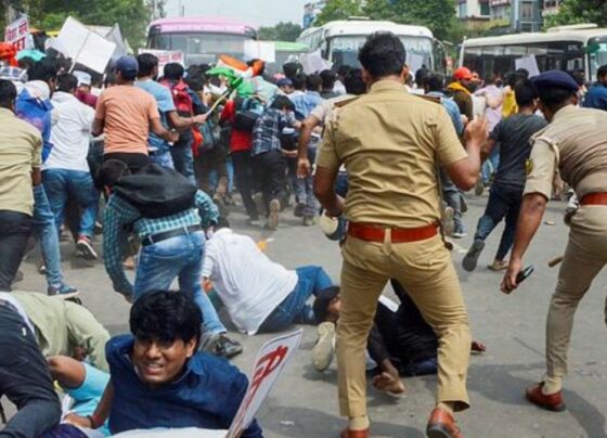 Patna News: TRE-4 में सीट बढ़ाने की मांग पर बवाल, पुलिस ने प्रदर्शनकारियों पर बरसाया वाटर कैनन का पानी |