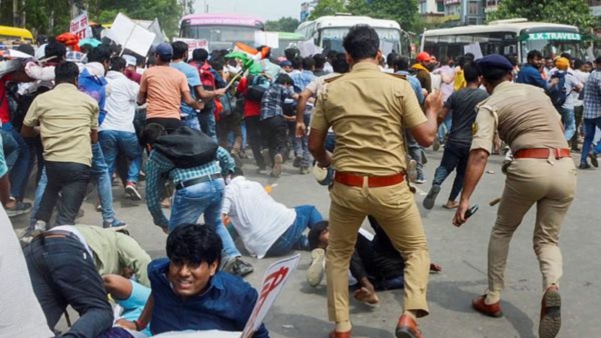 Patna News: TRE-4 में सीट बढ़ाने की मांग पर बवाल, पुलिस ने प्रदर्शनकारियों पर बरसाया वाटर कैनन का पानी |