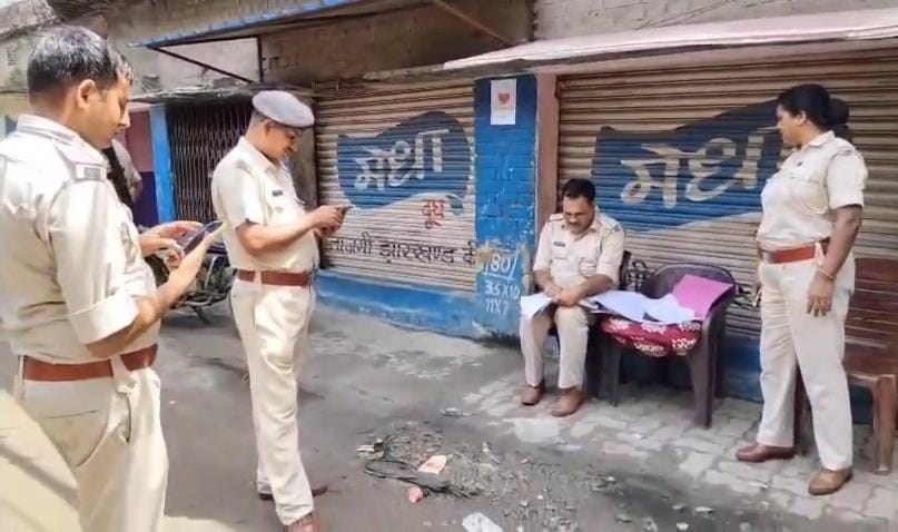 धनबाद: गैंगस्टर प्रिंस खान के गुर्गे ‘अंडा’ के घर पर कुर्की-जब्ती, पुलिस ने की बड़ी कार्रवाई |