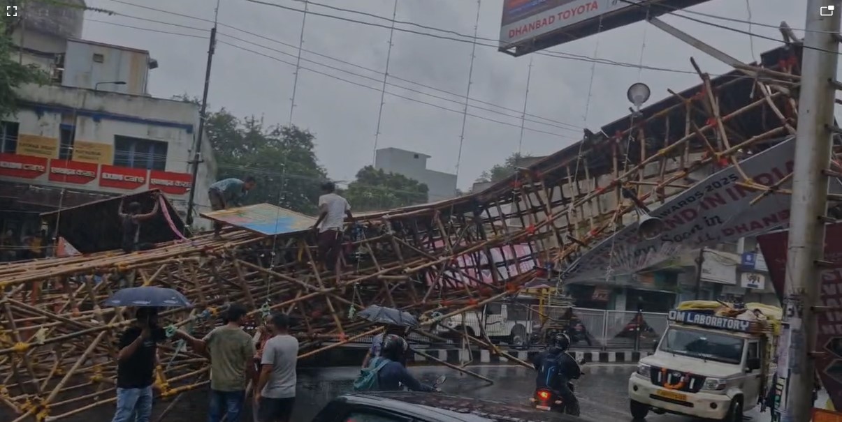 धनबाद: 110 फीट ऊंचा पूजा पंडाल तेज हवाओं और बारिश में गिरा, लाइट गेट व तोरण द्वार भी ढहे |
