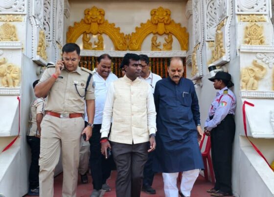 रांची के डोरंडा में भव्य काली पूजा पंडाल का उपायुक्त और एसएसपी ने किया निरीक्षण, जिलेवासियों की सुख-समृद्धि की कामना |