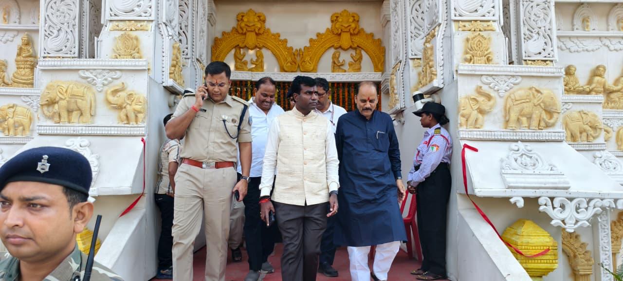 रांची के डोरंडा में भव्य काली पूजा पंडाल का उपायुक्त और एसएसपी ने किया निरीक्षण, जिलेवासियों की सुख-समृद्धि की कामना |