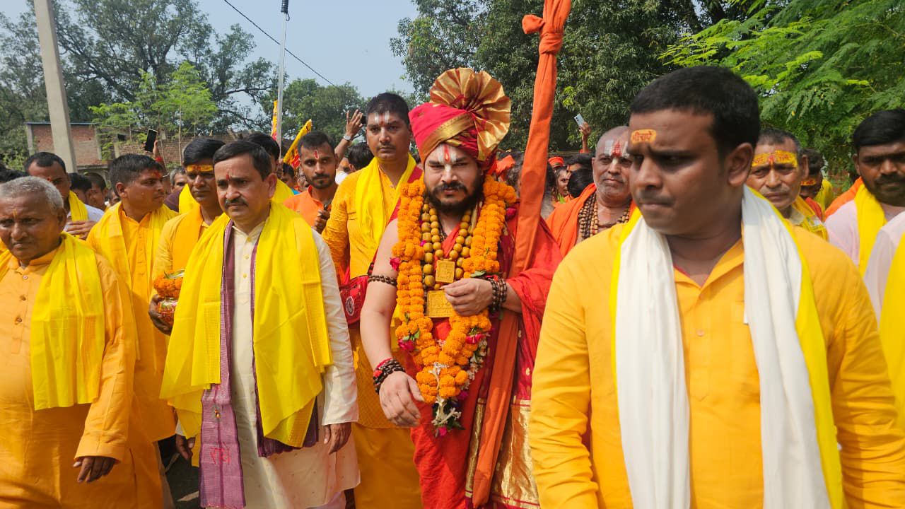 पलामू: लोकेया में कलश यात्रा के साथ श्री लक्ष्मीनारायण महायज्ञ का शुभारंभ, विधायक आलोक चौरसिया समेत हजारों श्रद्धालु शामिल