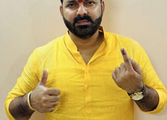 बिहार चुनाव 2025: पवन सिंह ने डाला वोट | बोले– पहले मतदान फिर जलपान | लोगों से की अपील