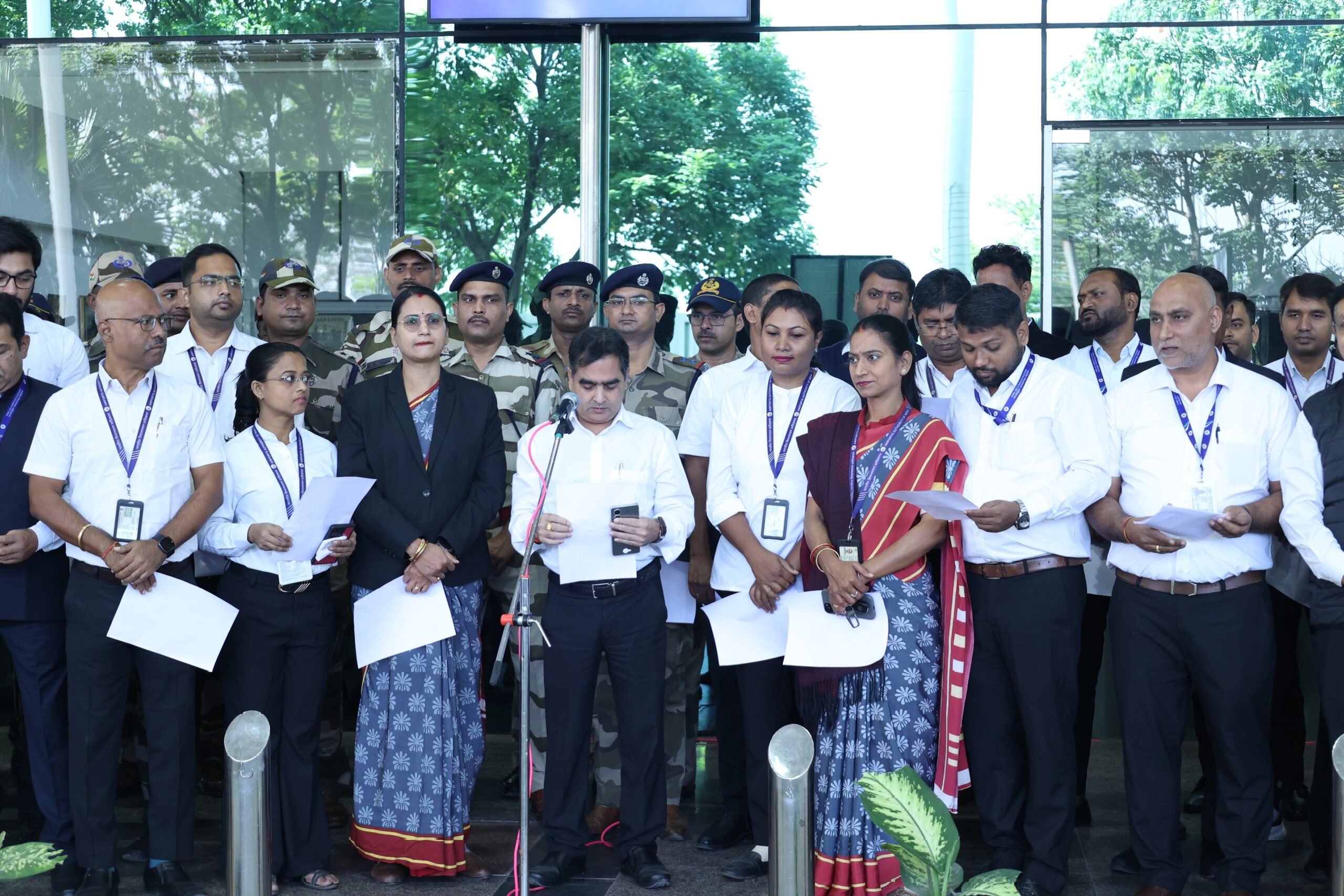वंदे मातरम’ के 150 वर्ष पूरे! बिरसा मुंडा एयरपोर्ट पर गूंजा देशभक्ति का स्वर – कर्मचारियों और CISF जवानों ने मिलकर गाया राष्ट्रगीत |