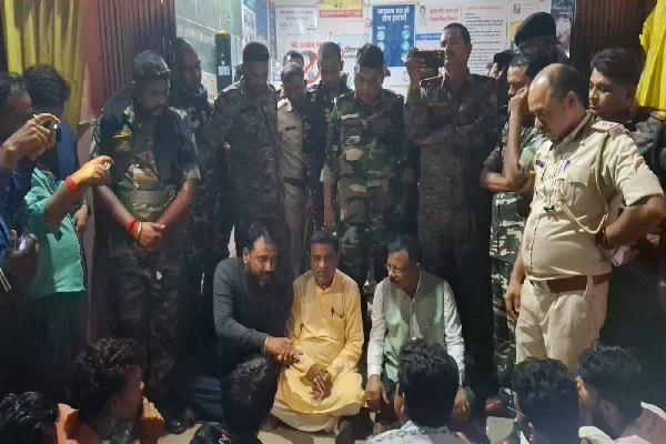 Jamtara Accident: सड़क हादसे में घायल बच्चे की अस्पताल में मौत! BJP ने की लापरवाह कर्मचारियों के निलंबन की मांग |