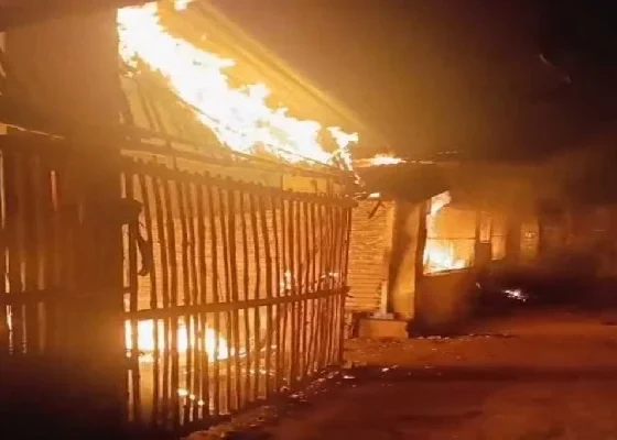पाकुड़ सब्जी मंडी में भीषण आग: लाखों की सब्जियां और सामान राख, कारणों की जांच शुरू |
