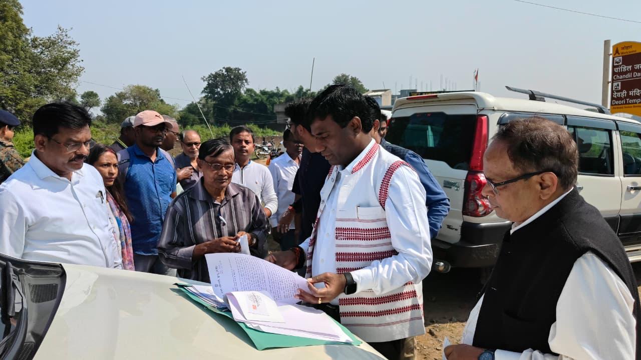 रांची डीसी मंजूनाथ भजन्त्री का औचक निरीक्षण: तमाड़ प्रखंड कार्यालय में सख्त निर्देश, कहा– “बिचौलियों की जगह नहीं, जनता को मिले सम्मान और समाधान”