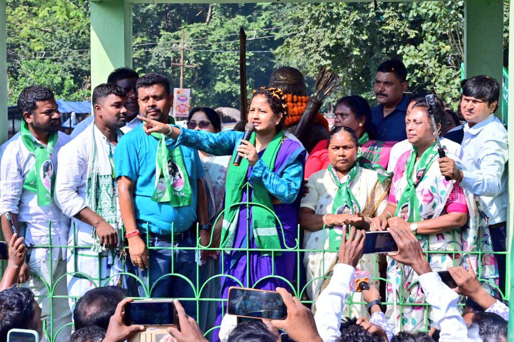 घाटशिला उपचुनाव में झामुमो प्रत्याशी के समर्थन में कल्पना सोरेन ने किया रोड शो |