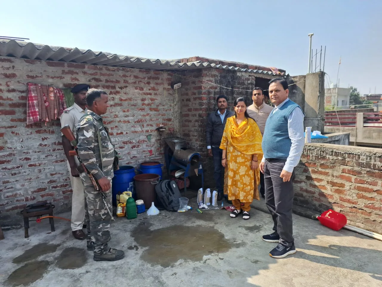 गढ़वा: अवैध सॉस फैक्ट्री पर खाद्य सुरक्षा विभाग की बड़ी कार्रवाई, खतरनाक रसायनों के इस्तेमाल का खुलासा |