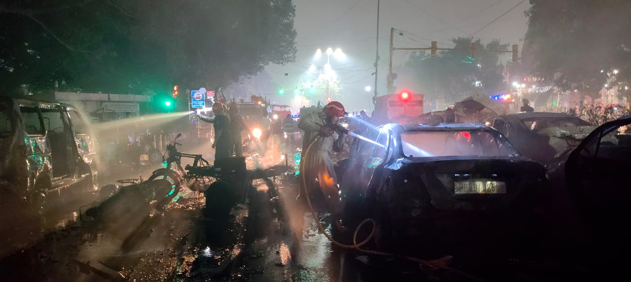 दिल्ली में लाल किले के पास जोरदार धमाका! कई गाड़ियों और दुकानों में आग, इलाके में मचा हड़कंप — पुलिस और बम निरोधक दस्ते की जांच जारी |