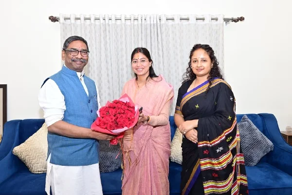 जमशेदपुर पूर्वी की विधायक ने की सीएम हेमंत सोरेन से मुलाकात, विकास परियोजनाओं पर हुई अहम चर्चा |