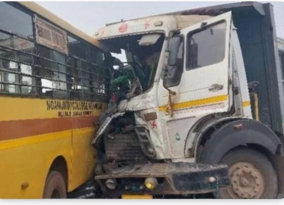 चाईबासा में बड़ा हादसा: कॉलेज बस और डंपर की जोरदार टक्कर, चालक सहित कई छात्र घायल |