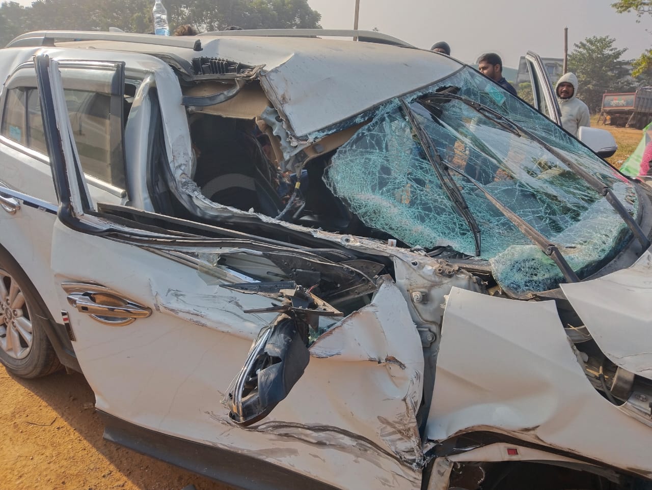 बहरागोड़ा में दर्दनाक सड़क हादसा: ट्रेलर से टकराई कार, रांची लौट रहे परिवार के तीन लोग गंभीर रूप से घायल
