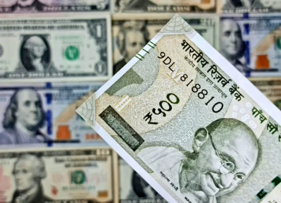डॉलर के मुकाबले रुपये में गिरावट: आम लोगों की जिंदगी पर कितना असर पड़ेगा?