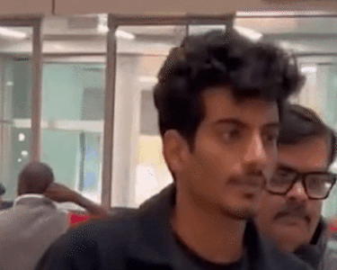 स्मृति से शादी टलने के बाद पहली बार दिखे पलाश:एयरपोर्ट पर नजरें झुकाकर चलते नजर आए, मां की हंसी ने खींचा यूजर्स का ध्यान