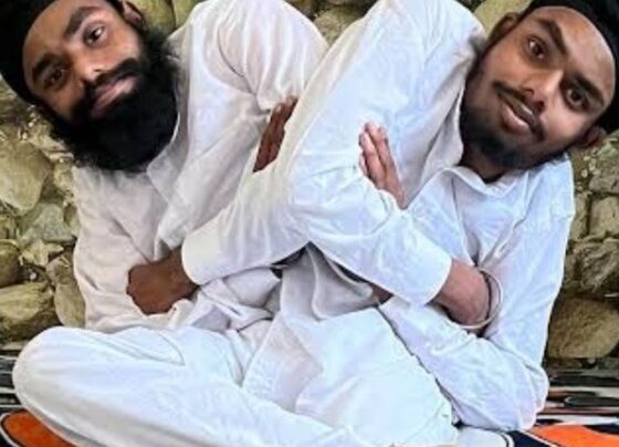 अमृतसर के सोना-मोना दिखेंगे ओटीटी प्लेटफॉर्म पर:धार्मिक फिल्म में निभाएंगे रेस्टोरेंट मालिक का किरदार, जन्म से आपस में जुड़े हैं दोनों भाई