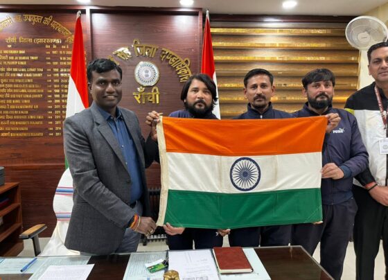 उपायुक्त मंजूनाथ भजन्त्री से लॉन्गेस्ट वर्ल्ड टूर ऑन फुट जर्नी टीम की शिष्टाचार मुलाकात |