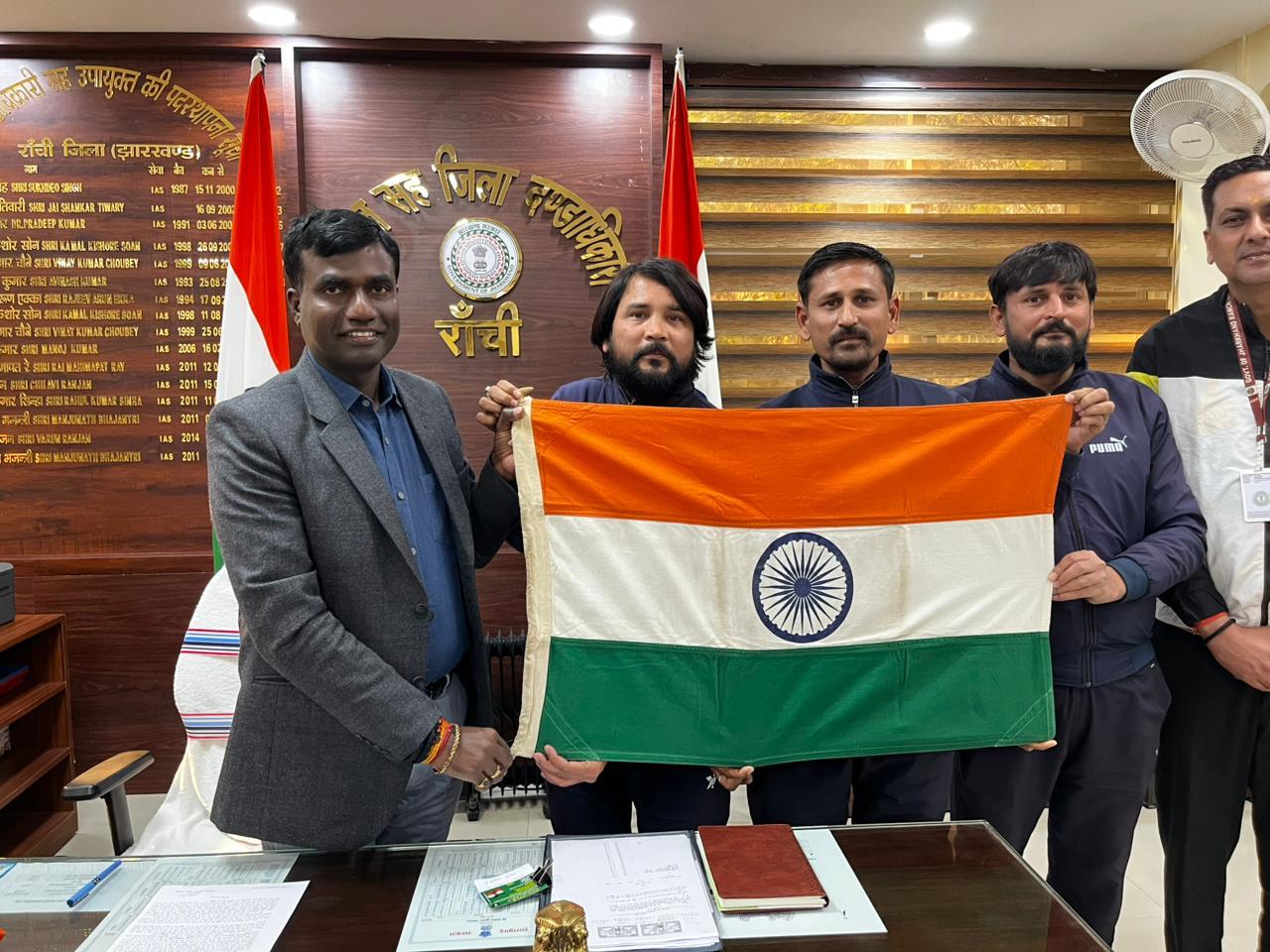 उपायुक्त मंजूनाथ भजन्त्री से लॉन्गेस्ट वर्ल्ड टूर ऑन फुट जर्नी टीम की शिष्टाचार मुलाकात |
