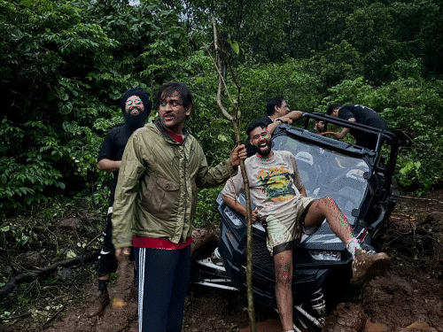 एपी ढिल्लों ने शेयर कीं सलमान और धोनी संग तस्वीरें:पनवेल फार्महाउस में कीचड़ भरी ऑफ-रोड ड्राइव करते दिखे तीनों