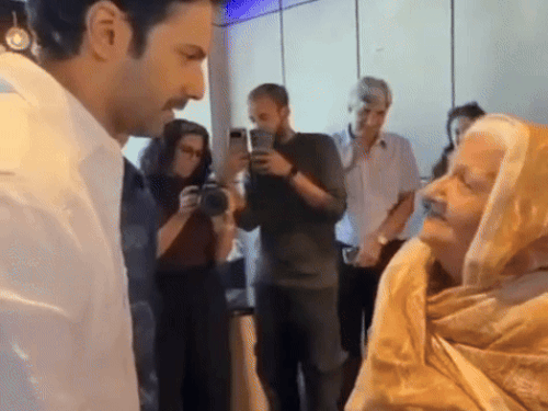 हरियाणा के कर्नल की पत्नी से मिले एक्टर वरुण धवन:बार्डर-2 में होशियार सिंह का रोल निभा रहे, रिलीज होने से पहले आशीर्वाद लिया