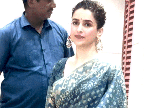 सरस्वती पूजा के रंग में रंगे बॉलीवुड-टीवी सितारे:कार्तिक आर्यन–सारा अली खान समेत कई सेलेब्स हुए स्पॉट, महिमा चौधरी बेटी संग पहुंचीं